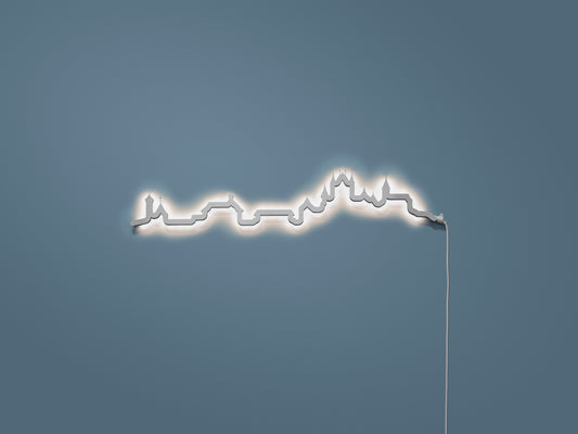 Kontura Skyline Mini Thun in Chromstahl, beleuchtet an der Wand #Farbe_Chromstahl