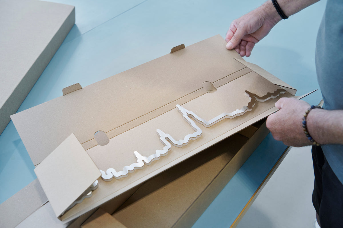 Eine Kontura Skyline wird in der Werkstatt in ihre Versandschachtel gelegt