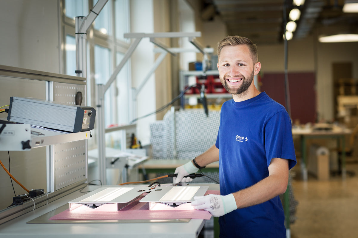 Tivadar Ioan-Petru, Leiter Produktion, an der Werkbank in der GEWA-Werkstatt