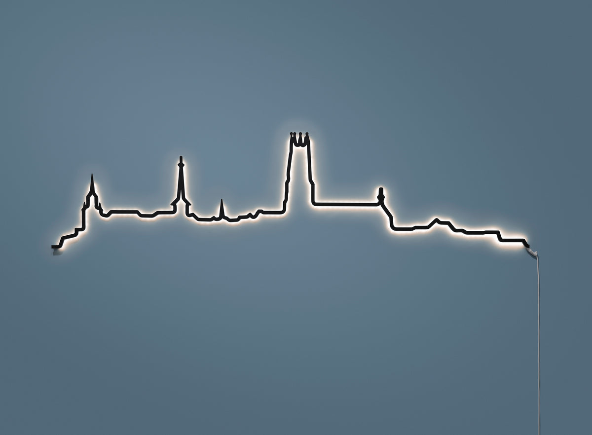 Kontura Skyline Freiburg in Schwarz, beleuchtet an der Wand #Farbe_Schwarz