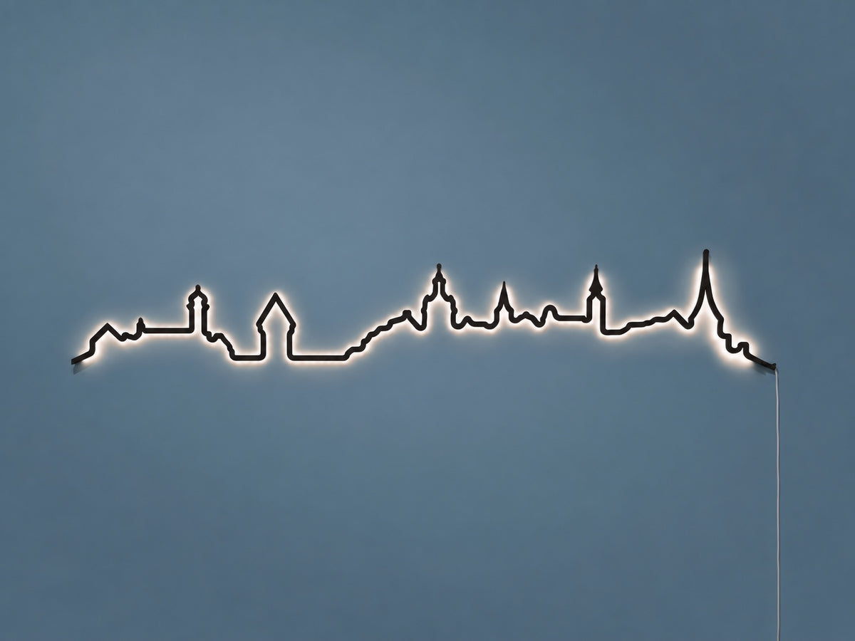 Kontura Skyline Luzern in Schwarz, beleuchtet an der Wand #Farbe_Schwarz