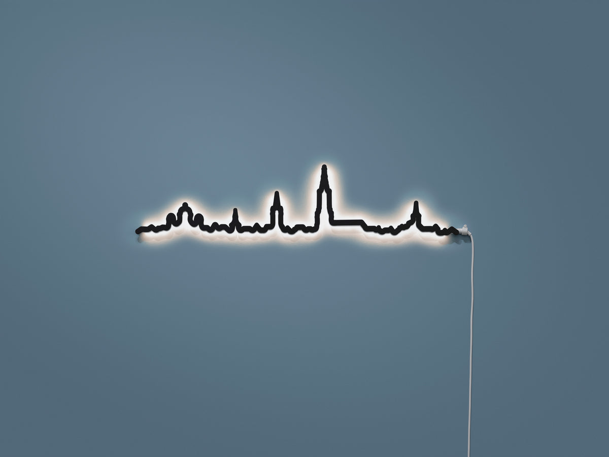 Kontura Skyline Mini Bern in Schwarz, beleuchtet an der Wand #Farbe_Schwarz
