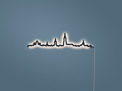 Kontura Skyline Mini Bern in Schwarz, beleuchtet an der Wand #Farbe_Schwarz