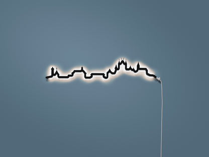 Kontura Skyline Mini Thun in Schwarz, beleuchtet an der Wand #Farbe_Schwarz
