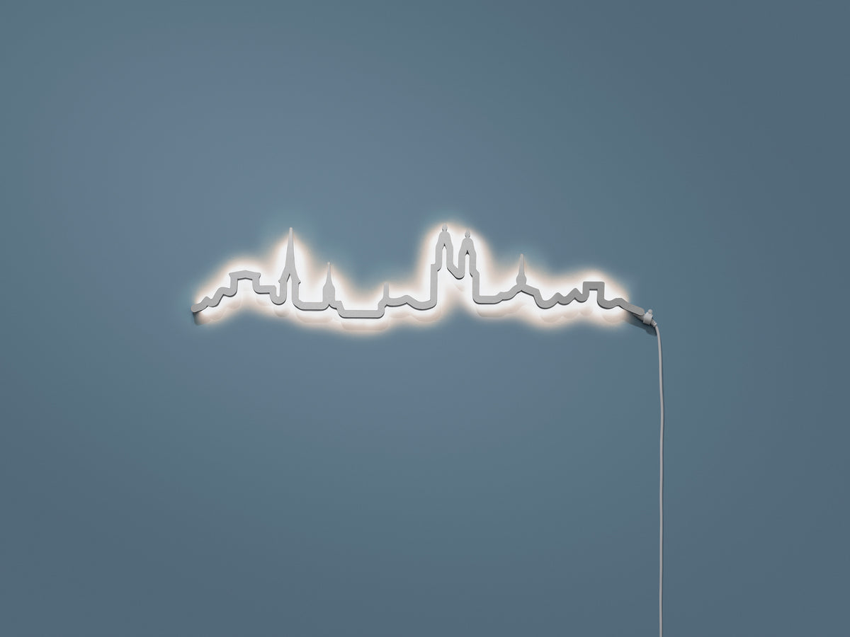 Kontura Skyline Mini Zürich in Chromstahl, beleuchtet an der Wand #Farbe_Chromstahl