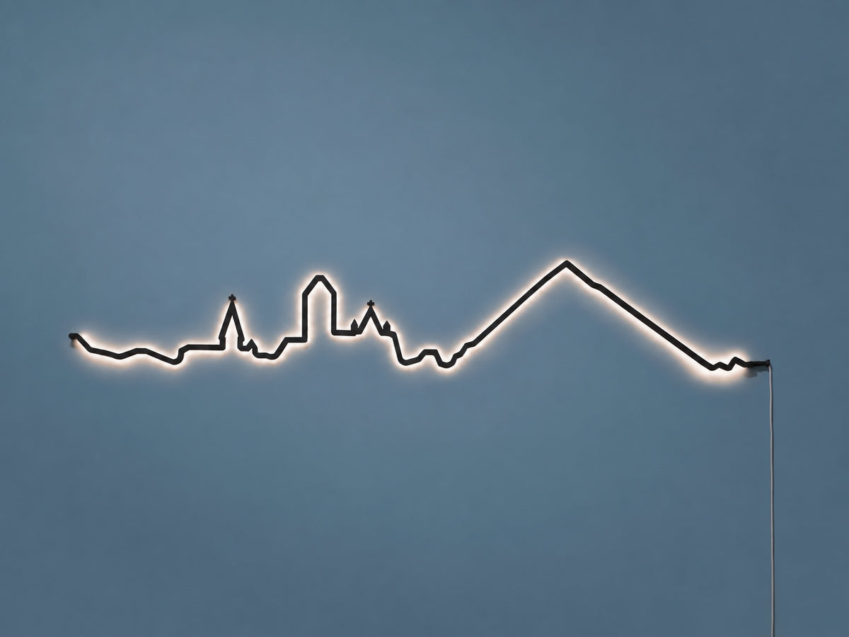 Kontura Skyline Spiez in Schwarz, beleuchtet an der Wand #Farbe_Schwarz
