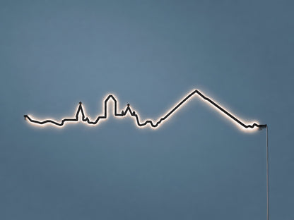 Kontura Skyline Spiez in Schwarz, beleuchtet an der Wand #Farbe_Schwarz