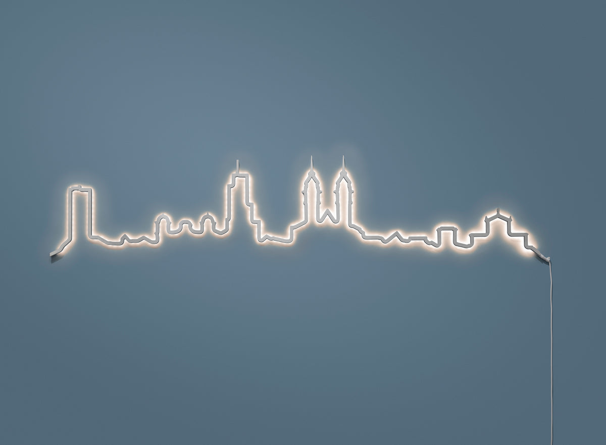 Kontura Skyline Winterthur in Chromstahl, beleuchtet an der Wand #Farbe_Chromstahl